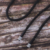 Шнур с декоративным пластик наконечником зебра 130см черный уп 2 шт фото
