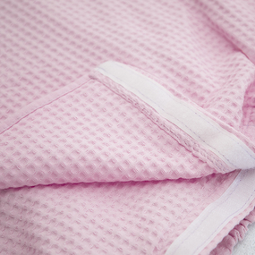 Вафельная накидка на резинке для бани и сауны Премиум женская с широкой резинкой цвет 706 розовый фото