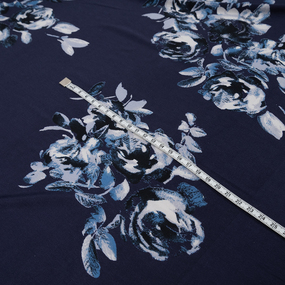 Ткань на отрез масло 150 см Голубые розы на синем фото