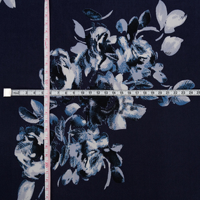 Ткань на отрез масло 150 см Голубые розы на синем фото