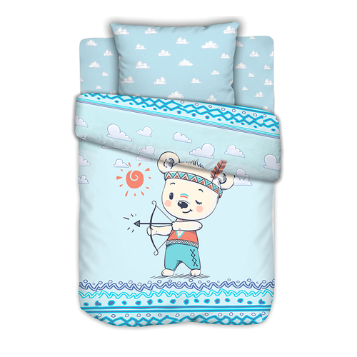 Постельное белье в детскую кроватку из сатина с простыней на резинке Мишка-индеец на полянке фото 1