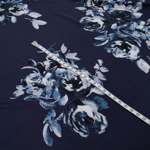 Ткань на отрез масло 150 см Голубые розы на синем фото 5